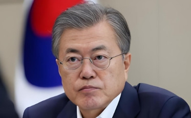 文在寅悬着的心终于可以放下来了。李在明的当选，其实也是文在寅的成功。2年前，文在
