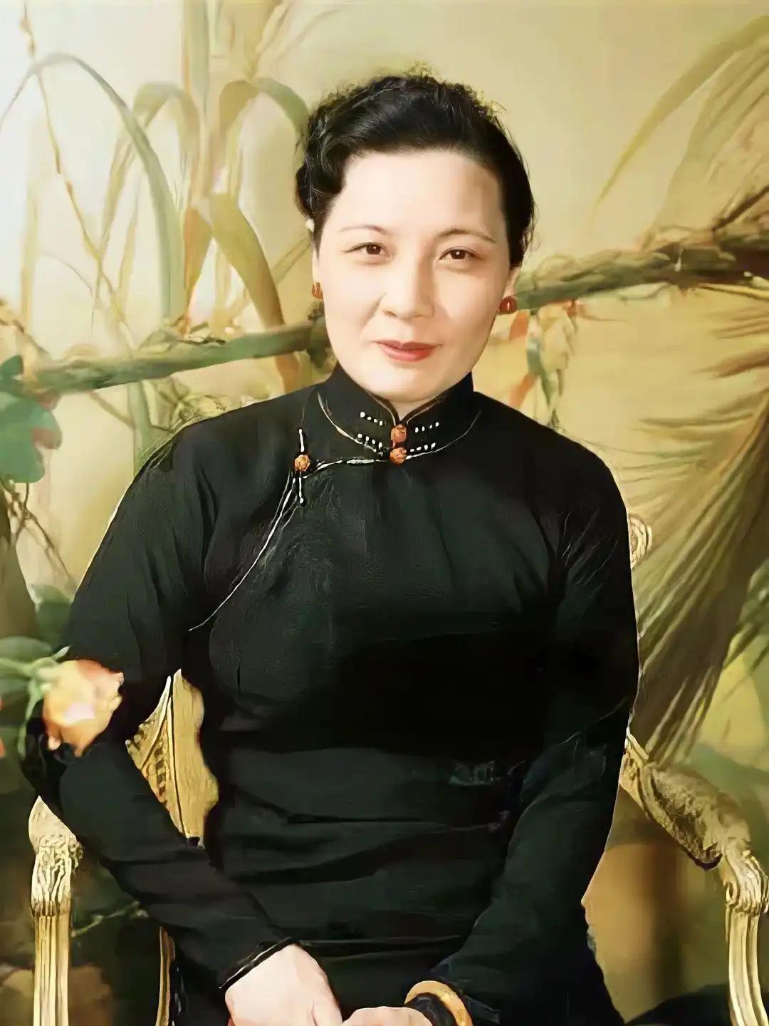 俗话说无知不可怕，无知又爱显摆那才可怕。主旋律影视演员公开向宋美龄致敬，一口一个