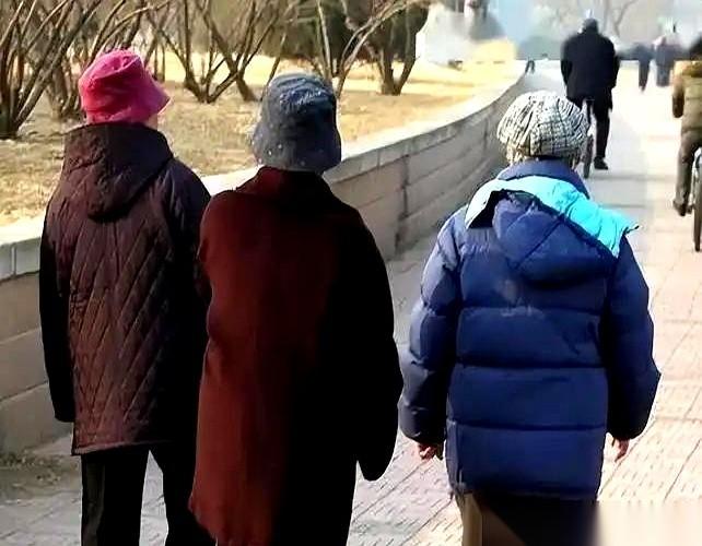 我跟你讲，每次冬天回家，看到我爸妈把自己裹得跟个球似的，我这心里就咯噔一下。你