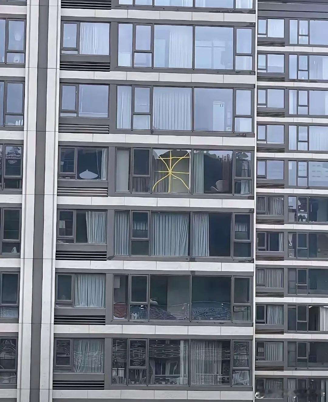 整栋楼房这么多住户，只有这一户特意做了防护加固，没想到偏偏就是他家的玻璃受损了