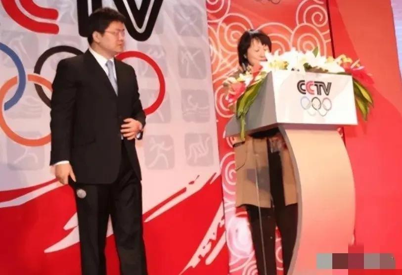 胡紫薇在奥运现场冲上台，当着全国观众的面，抢过丈夫的话筒，说了句“他在外面有女人