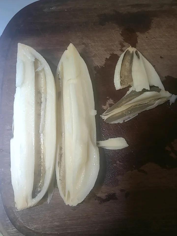友友们，超市里买的白莲藕，切开这个样子，看着很脏，还能吃吗？在线等？