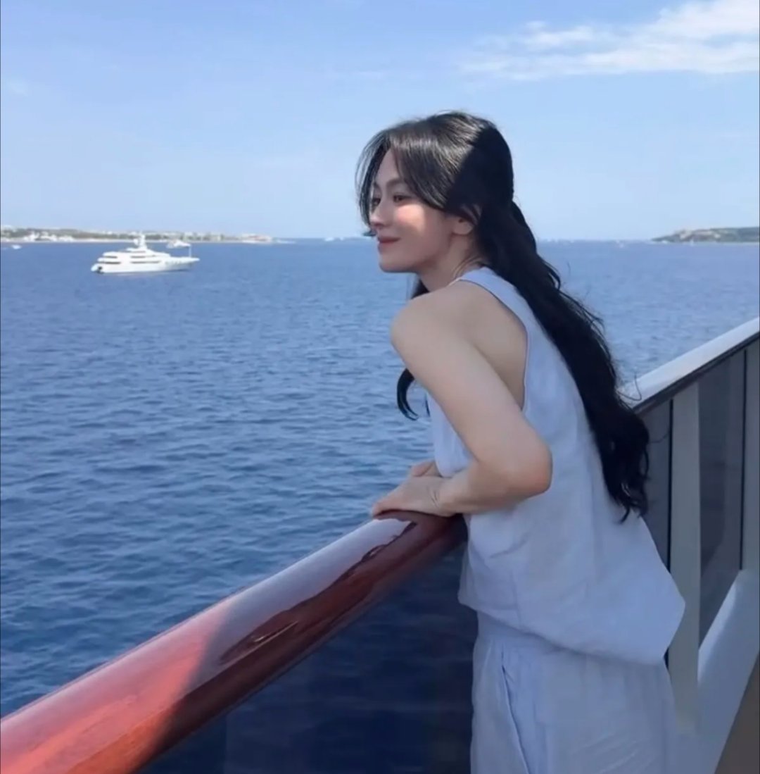 演员宋慧乔在自己的Instagramicon上传了多张照片。公开的照片中，宋慧乔
