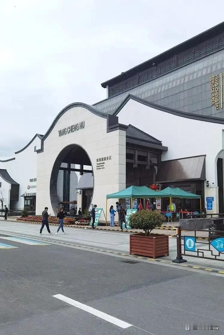 你只上厕所白嫖热水，高速服务区如何盈利？真相颠覆你的认知跑了15年长途货运的