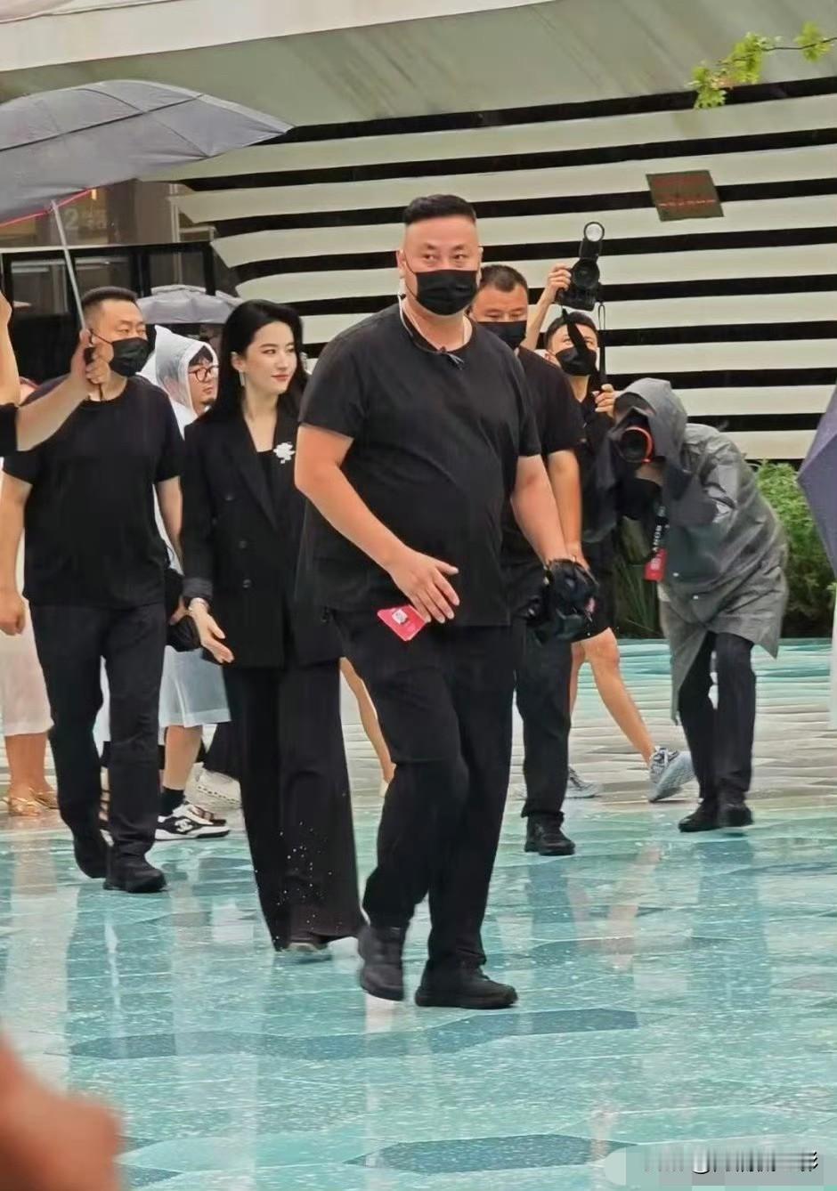 刘亦菲现身品牌线下活动，一身利落全套黑西装搭配黑长直，整个人高智感直接拉满。就连
