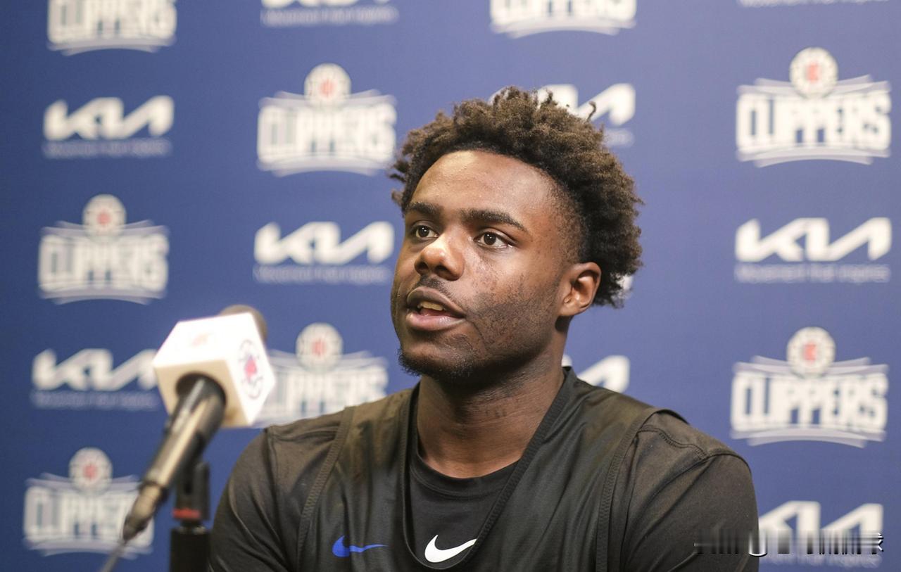 快船悍将科比-布朗真是太想得分了！今天快船在主场以126：89战胜篮网，此役布朗