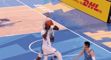 法尔被北京三将篮下合围，被曾凡博大帽，拉陈盈骏吃违体很悲哀即便只是瞬间的形势