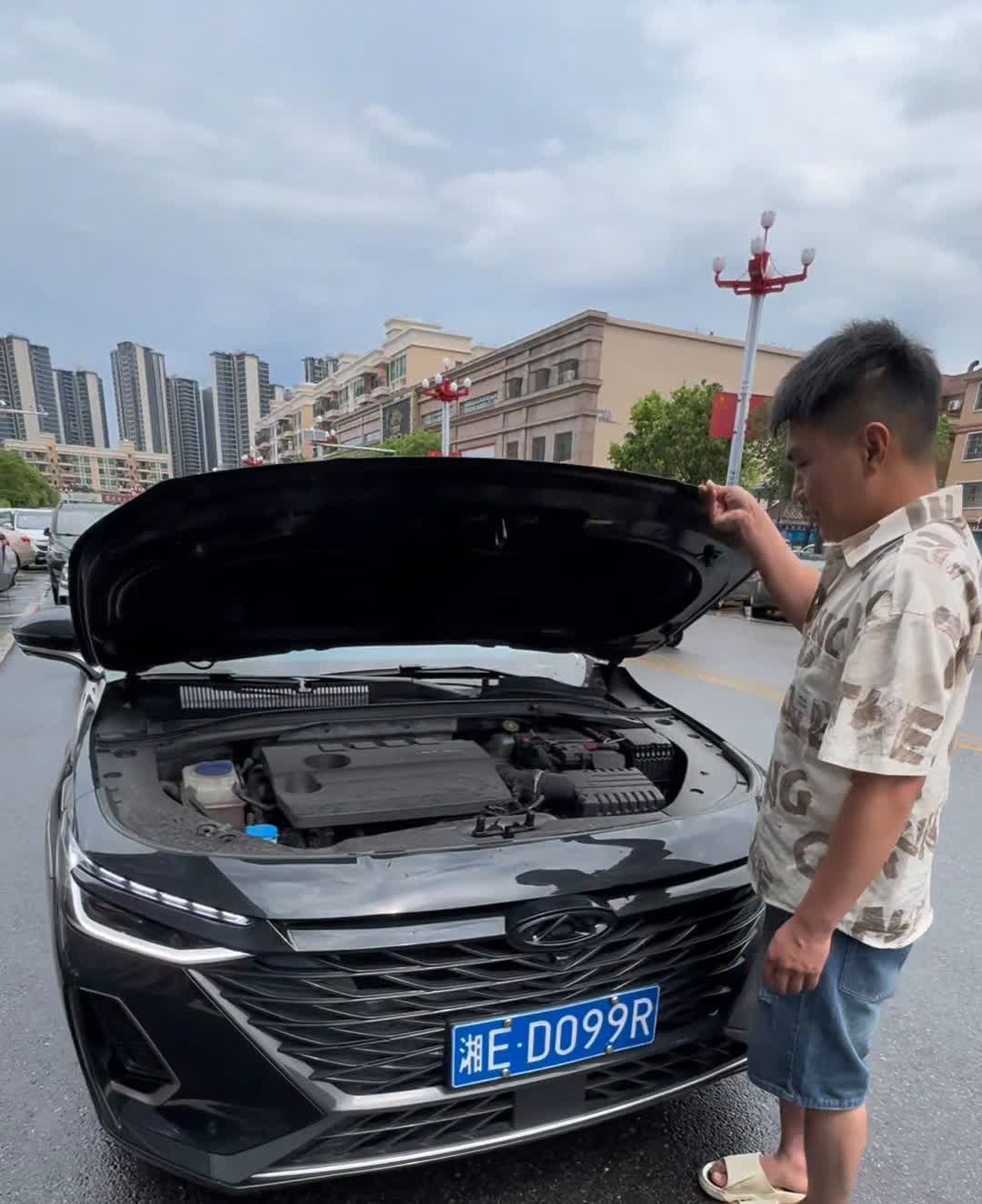 兄弟们，这是一台假的艾瑞泽8。·看一下1.6T的发动机。·再看前脸，这是
