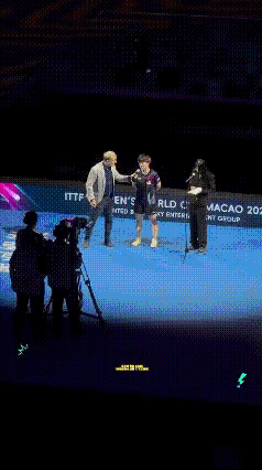 王艺迪这个举动：可真是太可爱了在昨天的比赛后，发生了有趣的一幕，王艺迪为了感