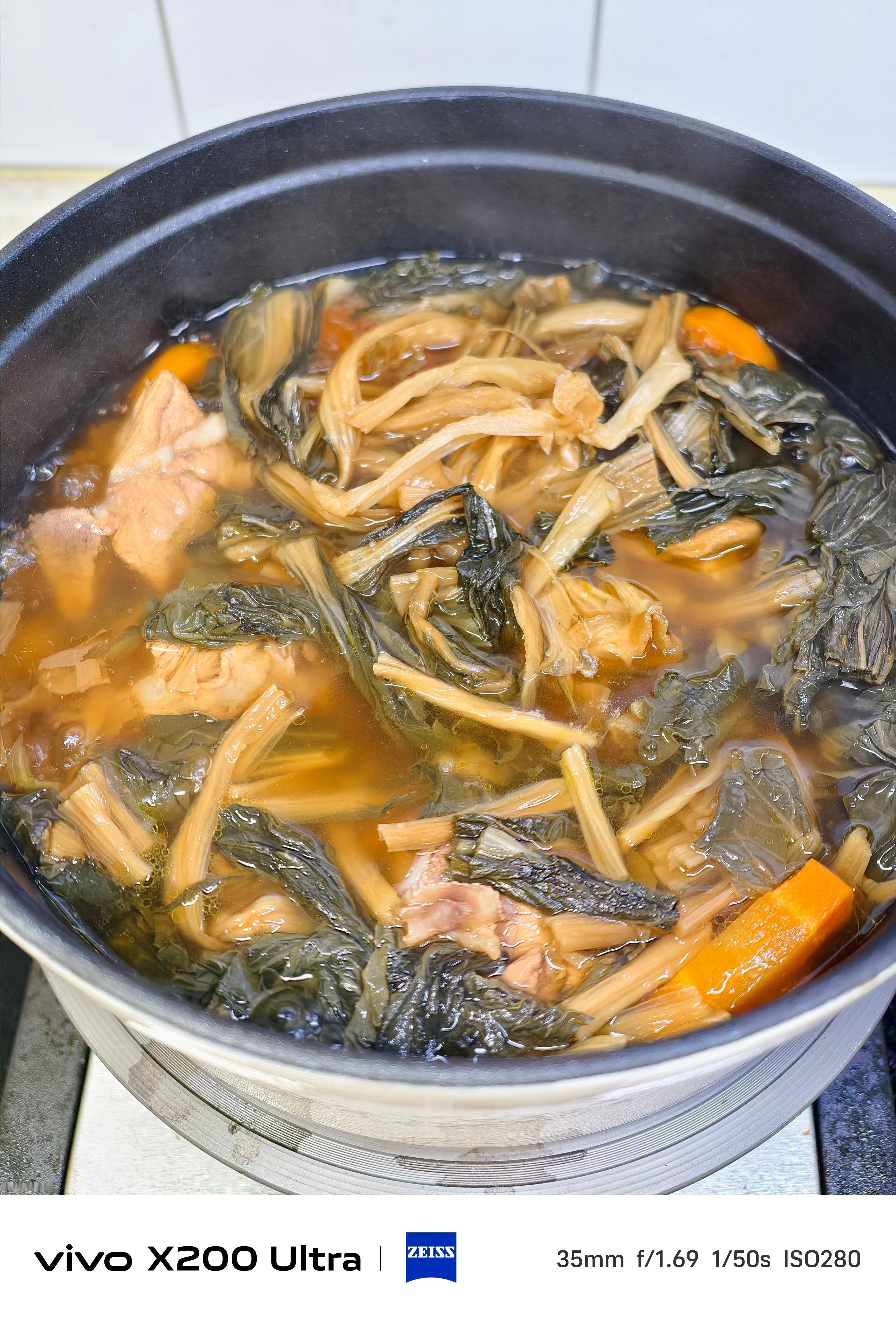 今晚这个菜干汤有点失败，味道酸酸的，我女儿一口没喝[捂脸哭]​​​