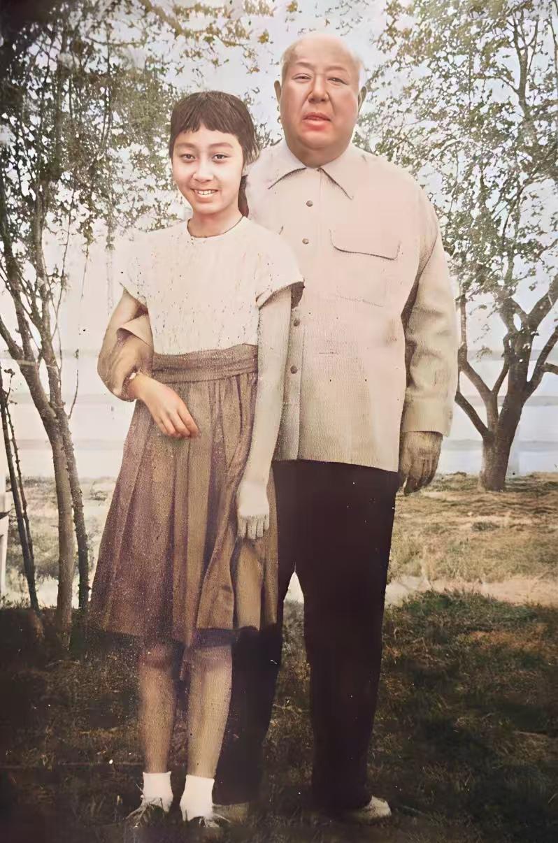 曾经统治宁夏多年的马鸿逵，晚年在美国与孙女的合影。此时的马鸿逵已经是一个再普