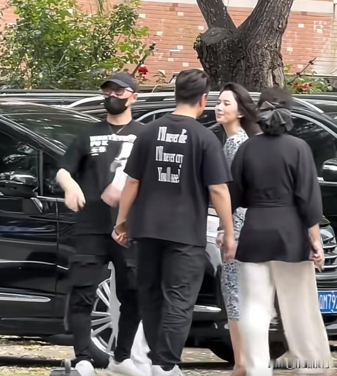 有网友在北京顺义偶遇汪峰与森林北同框，两人带着女儿一起出行。森林北一头蓬松黑长卷