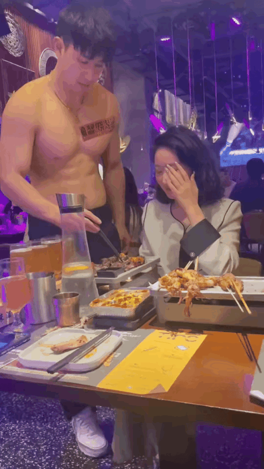 东南某省，饭店为吸引客人，服务员都是1米8以上的帅哥。而且还为女性客人提供喂菜服