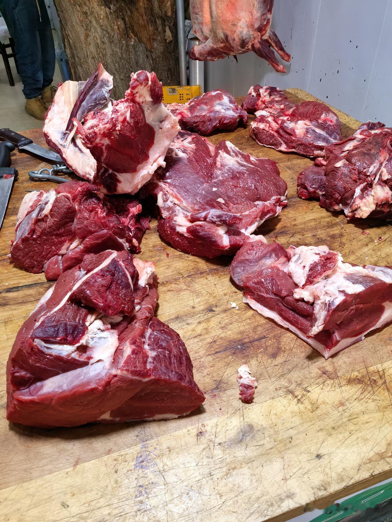 昨天我在西宁买了几斤牛排，经历挺有意思。两家店就在隔壁，价格却差了不少。地点