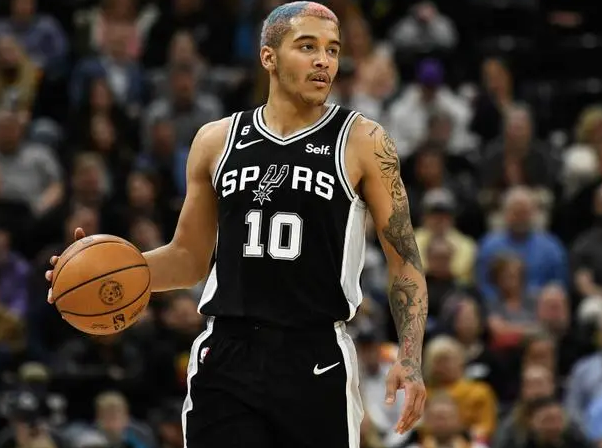 马刺队球员索汉预感到自己可能将被交易，知道自己可能很快又要辗转他乡。对此索汉坦