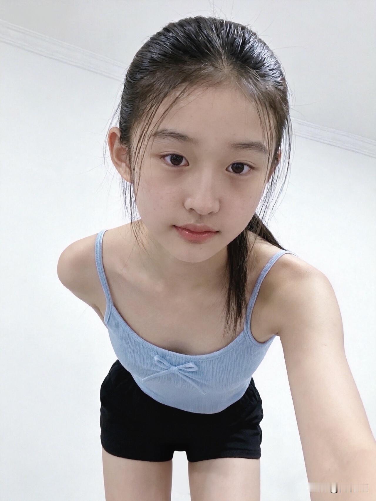 天气似乎降温了，该穿秋裤了吗？[吐舌头眯眼睛笑][吐舌头眯眼睛笑]分享甜美小姐姐随手拍甜美小仙女的