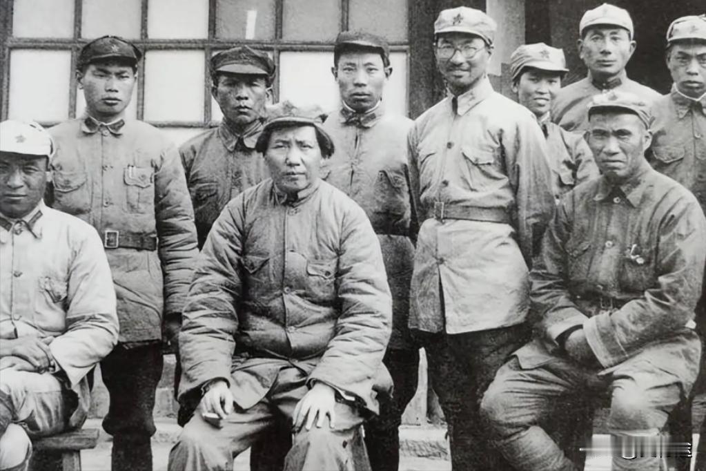 1947年，延安已不安全，毛主席调陈赓来保卫陕甘宁，陈赓却一句话不说，会上不表态