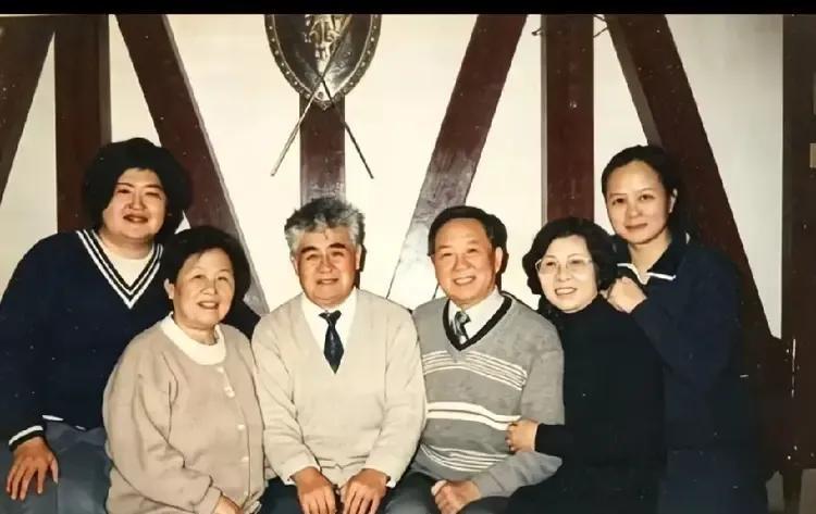 刘欢和卢璐这段婚姻，最扎人的不是合影里谁像谁，而是那句“如果刘欢爱自己多一点”。