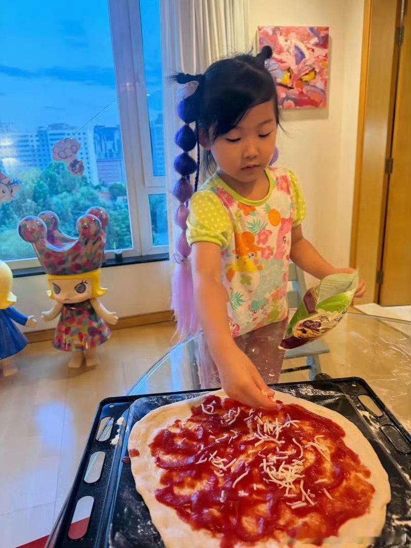 朱珠晒老公和女儿一起做披萨，父女互动有爱，5岁珠宝越来越漂亮​