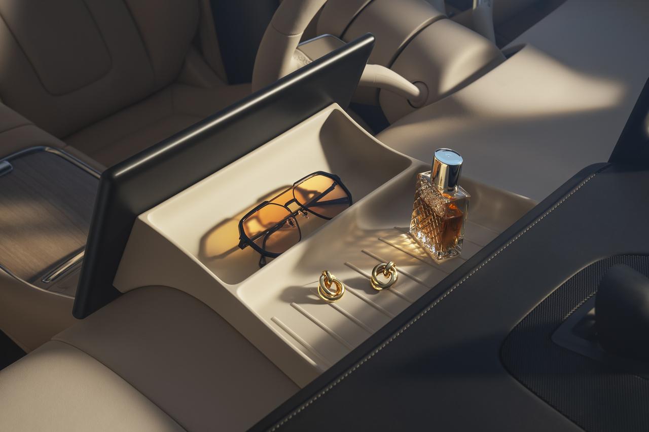 秋冬试驾智界！仪表台补妆不冻手太香之前在公司趴桌午休，醒来手麻得连手机都握不住