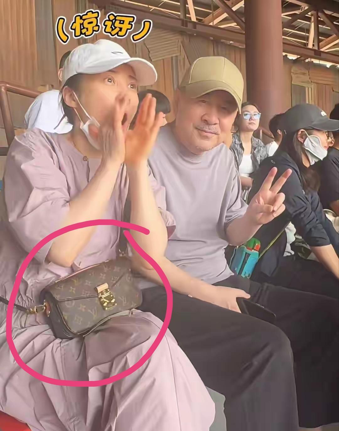 蒋勤勤背3万多的LV包包，却背出来了地摊货的感觉。蒋勤勤素颜、穿一条浅