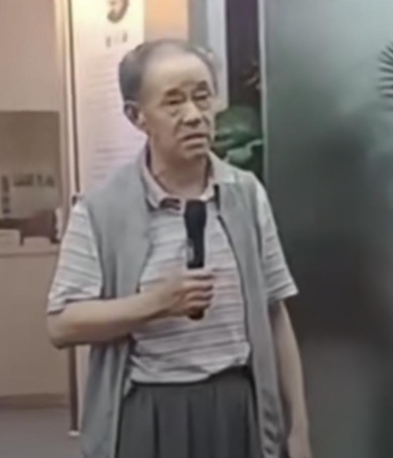 三十年多前和这个老东西有过一面之缘。老家的长辈入手一幅倪瓒的条屏，宝贝得不行。