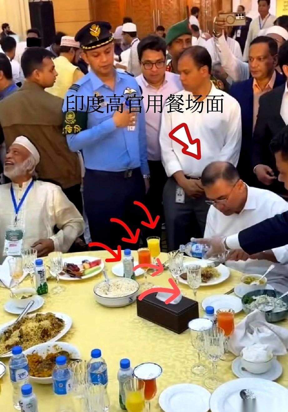 一顿饭，摆了五六种饮料。每个盘子边上，都仔仔细细配好了刀叉勺子。旁边还有人专