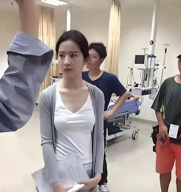 刘亦菲卸妆后，你们还爱吗？2026年7月19日，北京环球影城。户外“死亡顶光