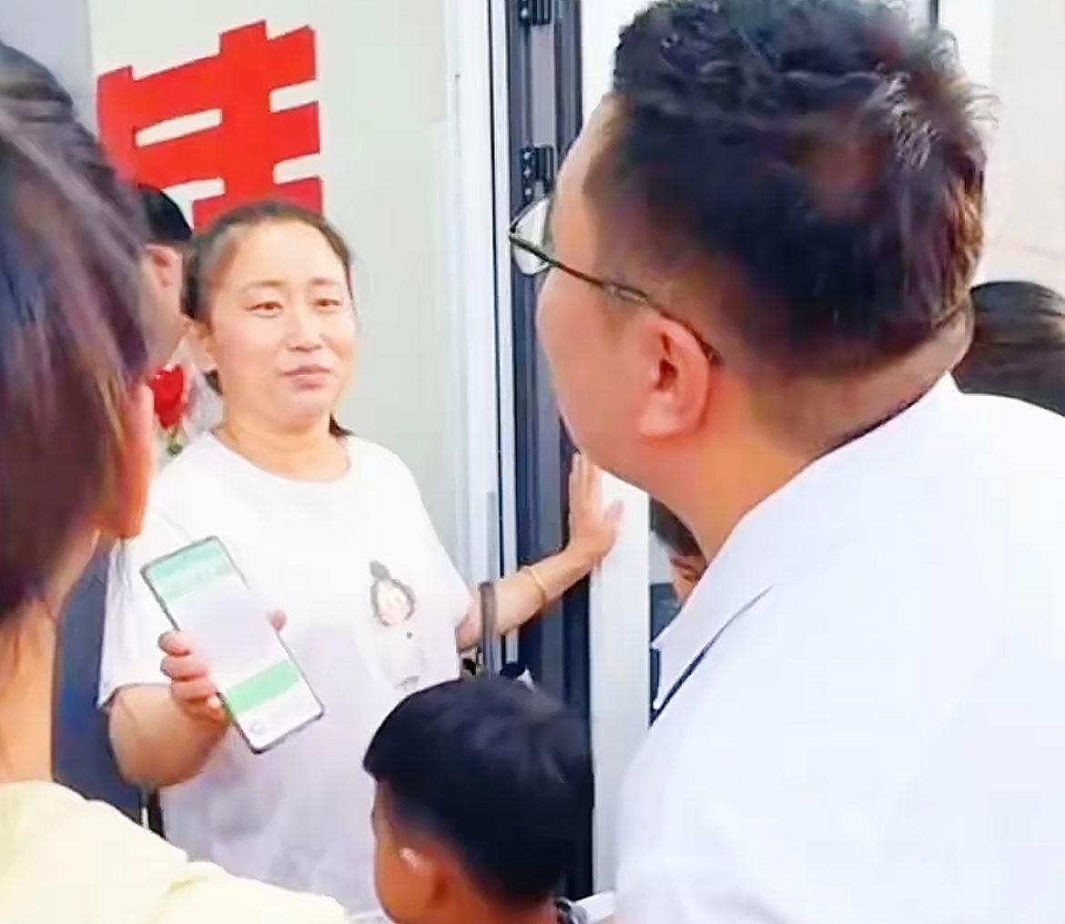 2025年6月21日，河北唐山某婚礼现场混乱不堪，新郎被拦在门外长达1小时，提前