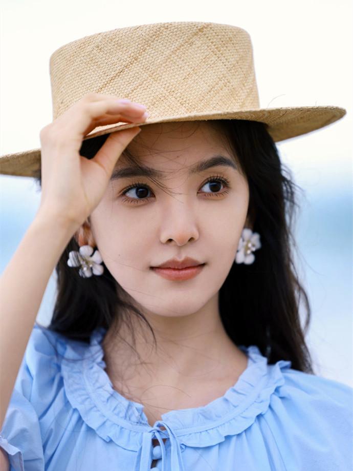 好奇查了下章若楠的出身，不查不知道，一查吓一跳，章若楠不是科班出身，男友也不