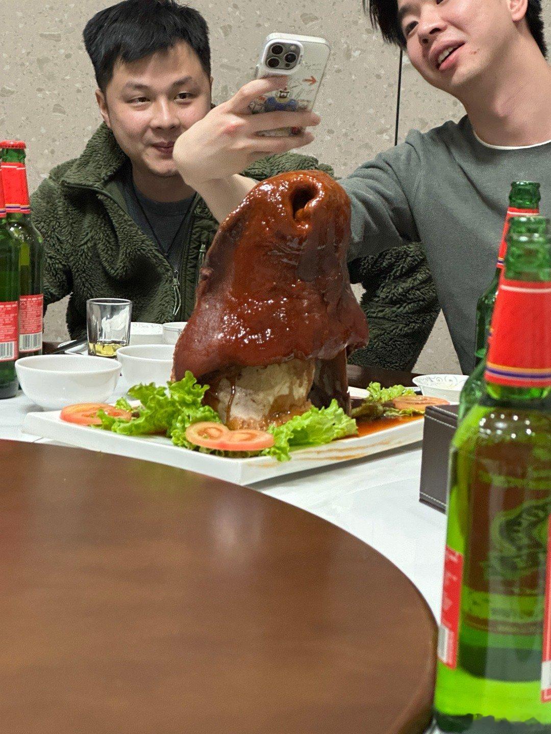 这回在东北，我吃了5顿这样的牛头，啊不，当地人叫这牛鼻子别问好不好吃，反正祝大家