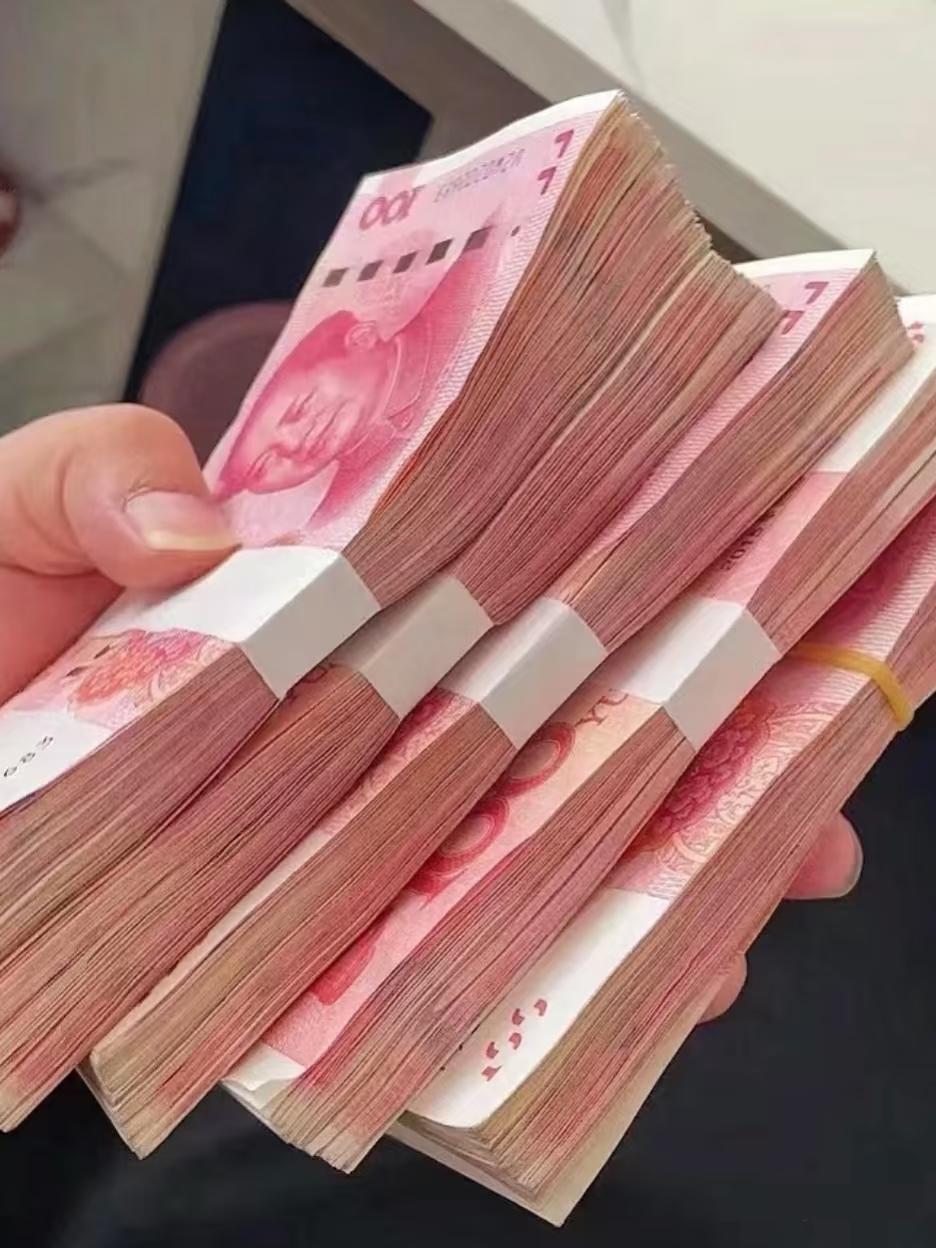 银行利率下调的消息让我坐立不安。手头这五万二本来打算存五年定期，新利率五年期