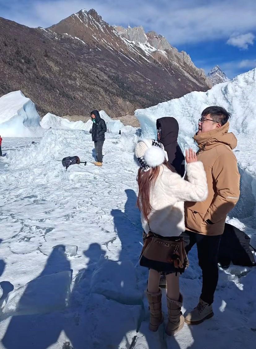 蓝冰洞网红打卡点，黄衣男子带着女朋友插队，别人制止后他感觉丢脸了，对着别人狂骂1