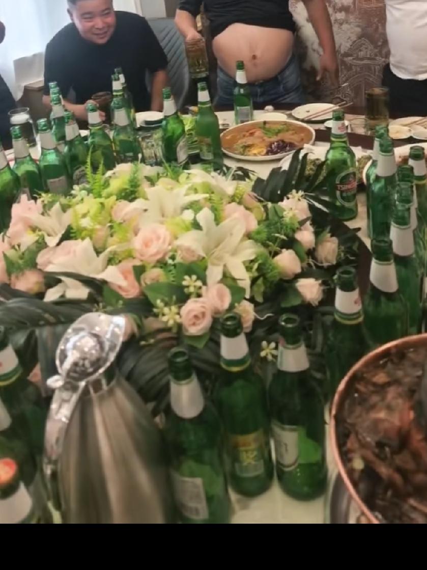 我们东北人喝酒太豪横！其实这样也不好，对身体不好！不是每个人都能喝酒，如果身体不