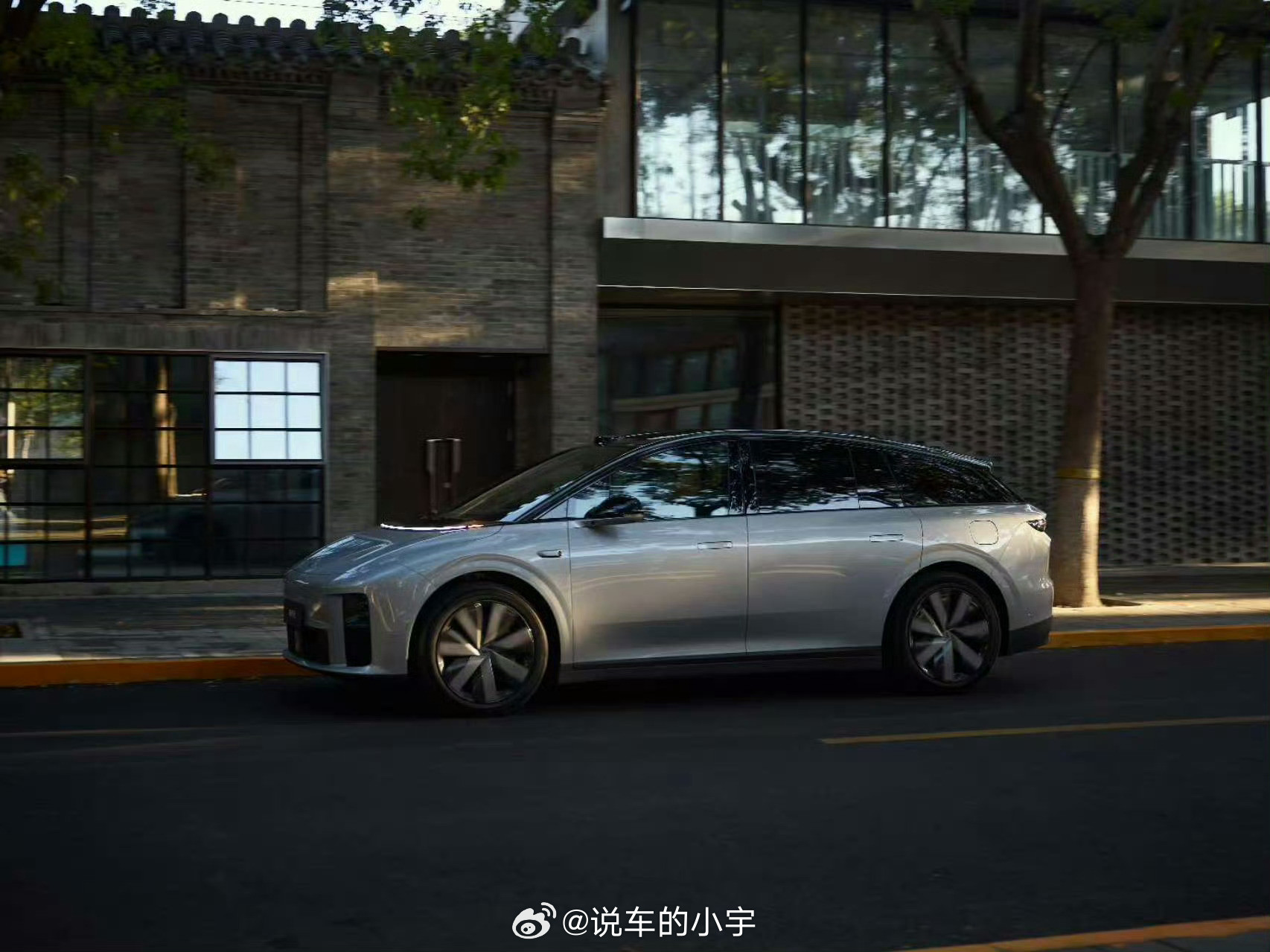 理想i6外观官图曝光，25万～30万格区间，本月正式上市并交付。全系采用800V
