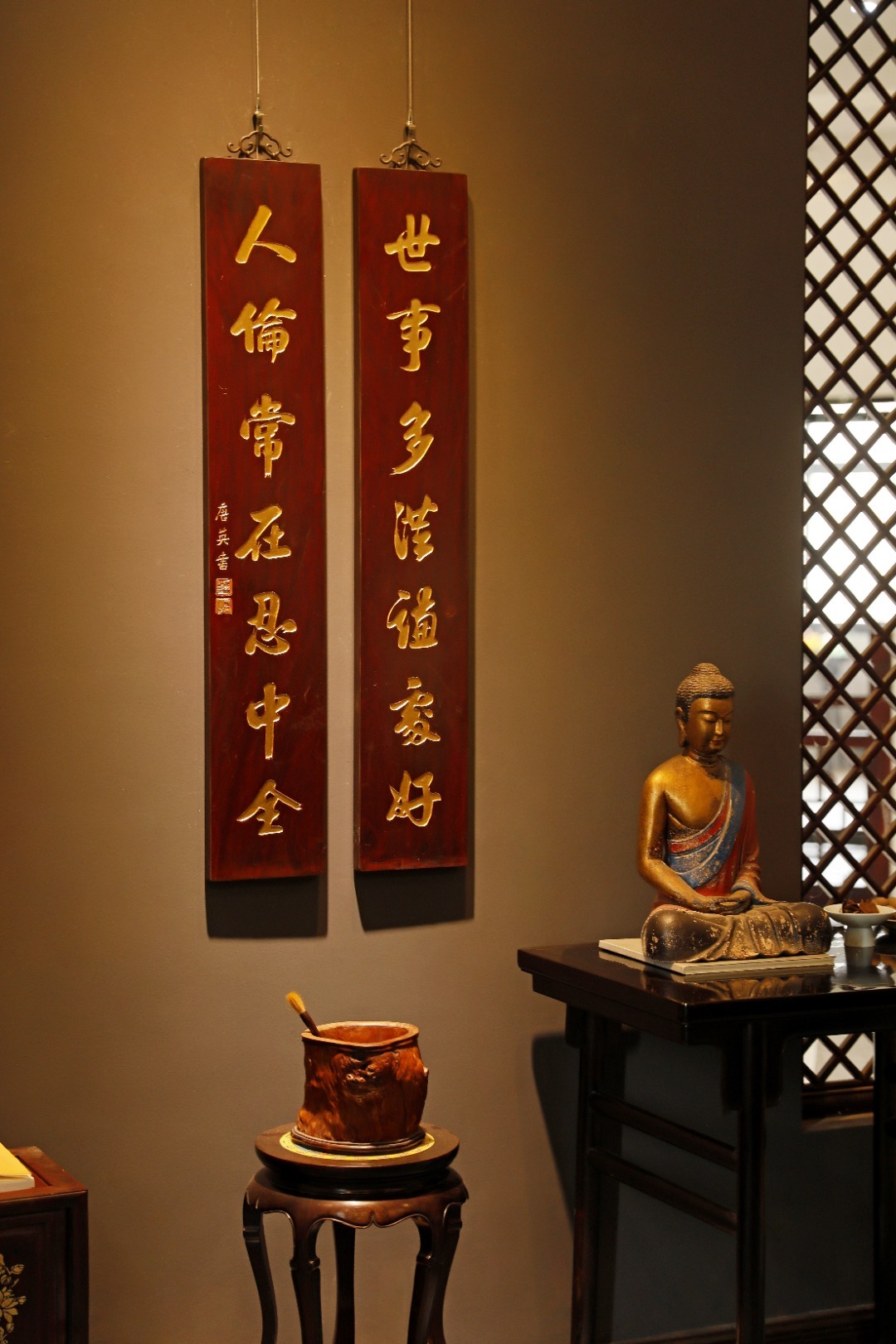 唐英老物件|七言对联老楠木手工刻，真金箔贴就。题识“世事多满谦处好，人伦常