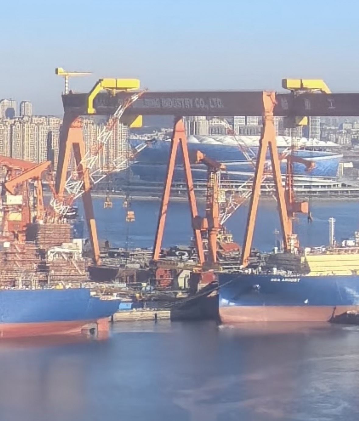 12月24日北方某地004侧视图船坞旁的LNG船终于要走了，这下004一览无遗