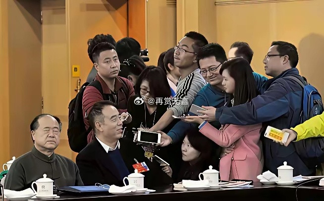 陈凯歌这张照片拍的非常好！它淋漓尽致的反映出了莫言的在当时那几近昏厥、几近窒息、