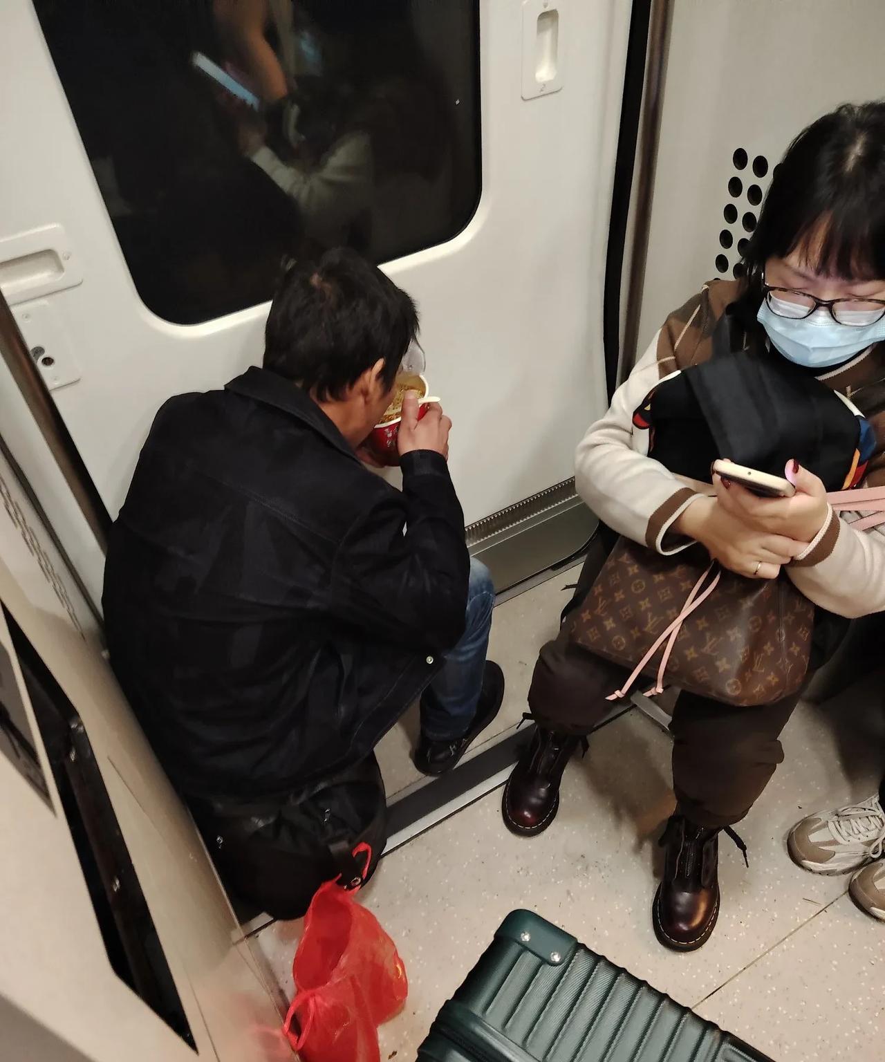 高铁不让带方便面，不让乘客吃泡面是对底层打工人的藐视，一个交通工具，不应矫情。