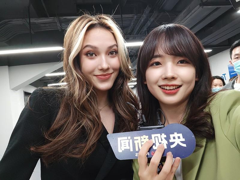 最讽刺的是，当年最媚美的恰恰是那批公知。如今有人借袁腾飞在美一个月的遭遇点破现实