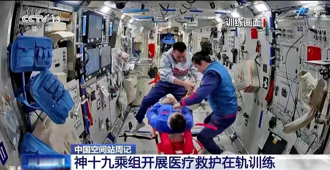 为预祝龙10与国际空间站对接成功，CCTV今天早早就发了一组我们航天员工作的视频