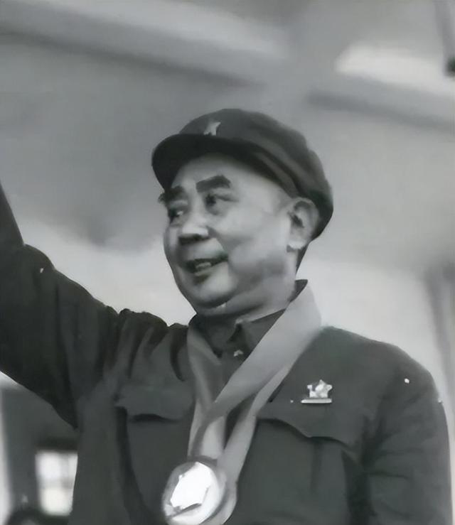 1970年，王自正持枪冲进了军区政委的卧室，政委连忙呼叫警卫员，谁知，2个警卫员