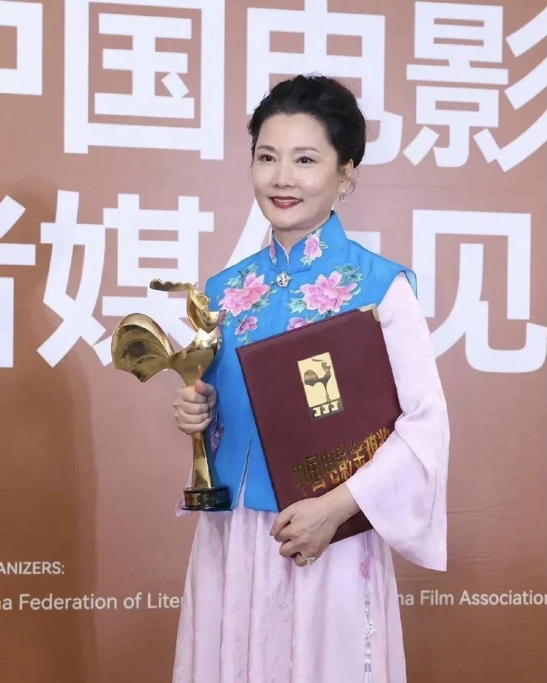 她老了还是那么美，即使脸上有皱纹都很美，这就是优雅老去和科技脸的区别。很喜欢看何