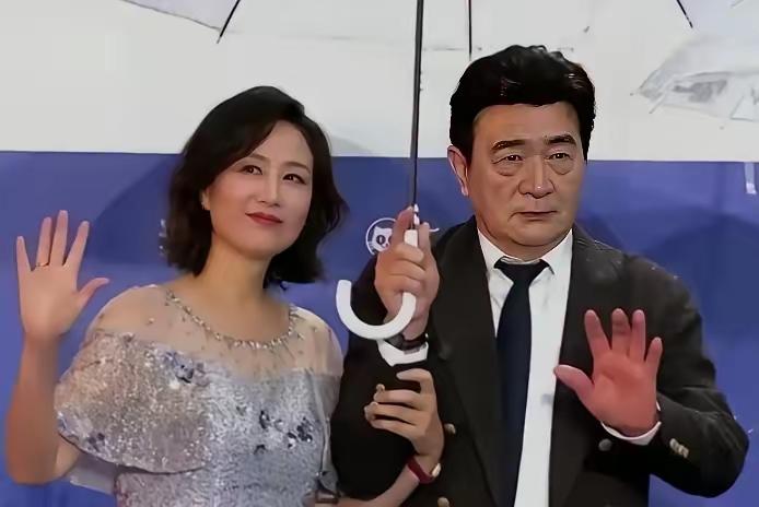 老头年轻时比唐国强帅十倍，他演的电视剧“新星”，当称为确美男子，帅的惊为天人，这