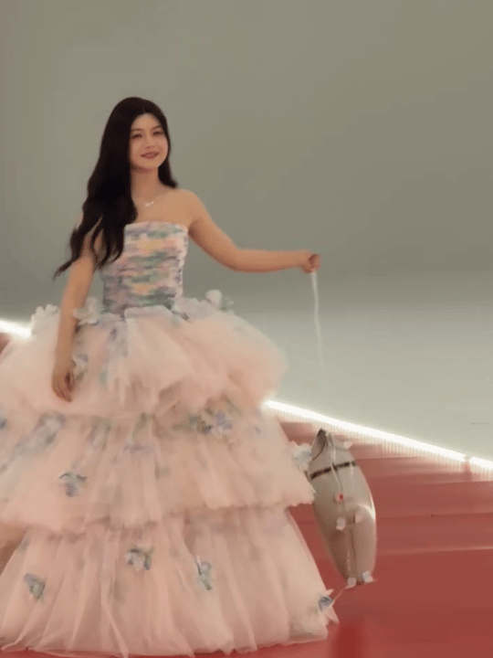 陈妍希牵了一只小狗走红毯好萌啊