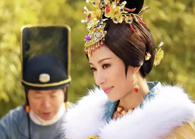1464年，17岁的明宪宗轻轻地解开34岁万贵妃的衣衫，他看到万贵妃细白软嫩的肌