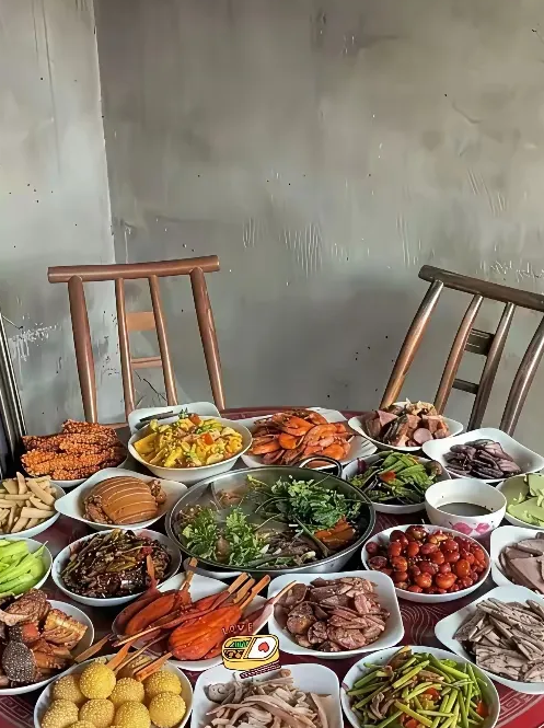房子虽然比较破，但是这一桌美食的含金量属实是很高，足足十几盘子菜呢！
