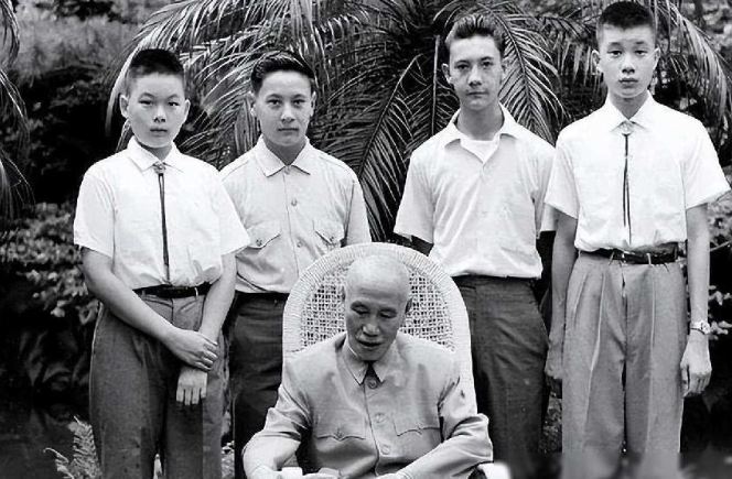 蒋介石孙子因聚众斗殴被抓进警察局，警察问他家长是谁？他指了指墙上挂着的照片，“赶