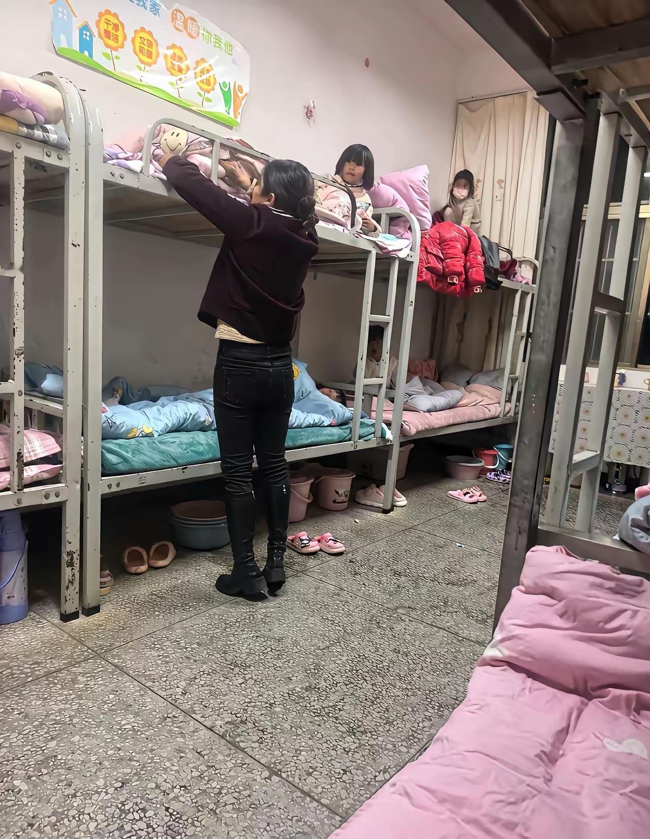 这么小的孩子都开始住宿了，也不知道是父母为了轻松还是忙于工作。