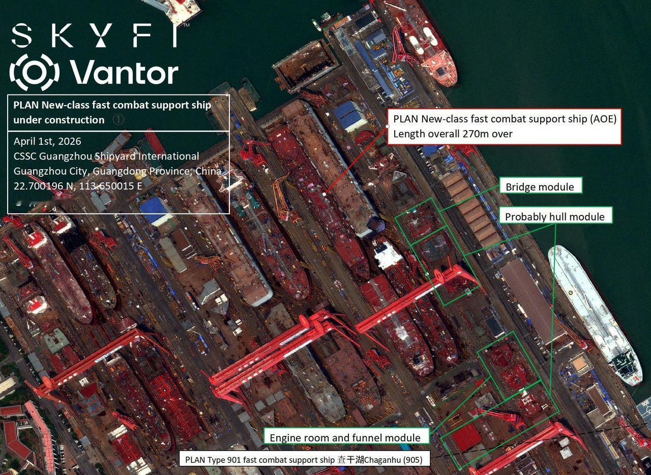 外媒持续关注在广船建造的新型超大补给舰，根据最新的卫星图像显示舰桥分段、烟囱模块